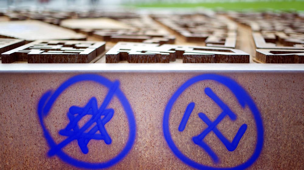 Die Anzahl antisemitischer Straftaten jenseits des links- und rechtsextremen Spektrums in Sachsen nimmt zu. (Archivbild) / Foto: Daniel Reinhardt/dpa