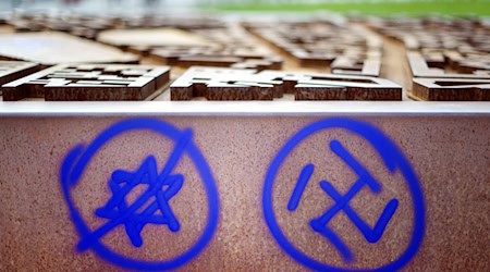 Die Anzahl antisemitischer Straftaten jenseits des links- und rechtsextremen Spektrums in Sachsen nimmt zu. (Archivbild) / Foto: Daniel Reinhardt/dpa Die Anzahl antisemitischer Straftaten jenseits des links- und rechtsextremen Spektrums in Sachsen nimmt zu. (Archivbild) / Foto: Daniel Reinhardt/dpa