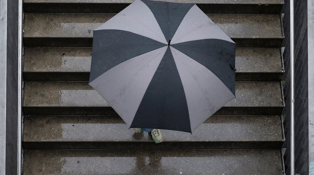 Insbesondere in Westsachsen und im Vogtland wird der Regenschirm heute zum unverzichtbaren Begleiter. (Archivbild) / Foto: Marijan Murat/dpa