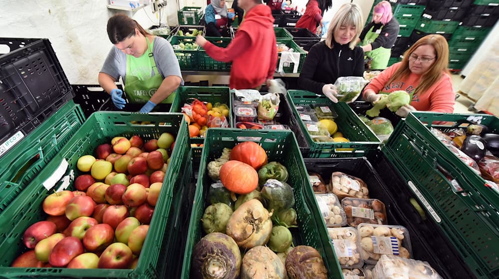 There are around 110 stationary and mobile food distribution points run by food banks in Saxony. (Archive image) / Photo: Waltraud Grubitzsch/dpa-Zentralbild/dpa