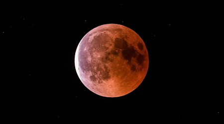 Die totale Mondfinsternis ist auch über Sachsen zu sehen, wenn das Wetter mitspielt. (Archivbild) / Foto: Silas Stein/dpa