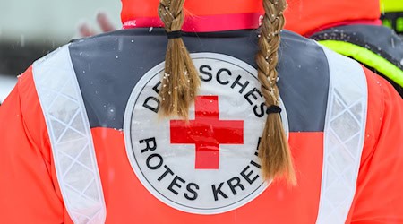 Die Gewerkschaft Verdi fordert für die DRK-Beschäftigten in Sachsen eine stärkere Annäherung ans Branchenniveau - etwa bei der Bezahlung und der Wochenarbeitszeit. (Symbolbild) / Foto: Robert Michael/dpa