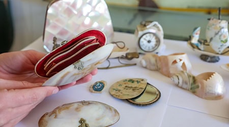 Mother-of-pearl purses are among the treasures of the mother-of-pearl museum in Adorf, Vogtland. (Archive picture) / Photo: Jan Woitas/dpa