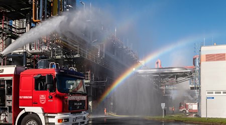 Ein Wasser-Dachwerfer mit 4000 Litern pro Minute im Einsatz. Foto im Text:Ein Wasser-Dachwerfer mit 4000 Litern pro Minute im Einsatz. Fotos: WACKER