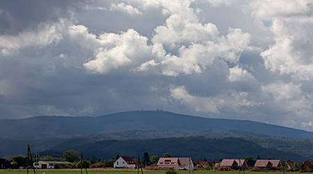 Die Temperaturen klettern am Samstag bis auf 23 Grad. (Archivbild) / Foto: Matthias Bein/dpa