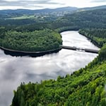 Vor allem im Erzgebirge gibt es viel Wald, so wie hier an der Talsperre Eibenstock. / Foto: Hendrik Schmidt/dpa