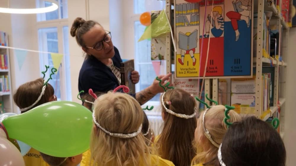 Gelb für Vorschulkinder - Bibliotheksleiterin Laura Siebert erklärt, wie einfach die Kinder an den Farben die für ihr Alter passenden Bücher erkennen können. Foto: Stadtverwaltung M einen