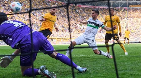 Nils Fröling (Dynamo Dresden, 2nd from left) scores the goal to make it 2-1 against goalkeeper Nahuel Noll (Hannover 96) and Enzo Leopold (Hannover 96) / Photo: Robert Michael/dpa