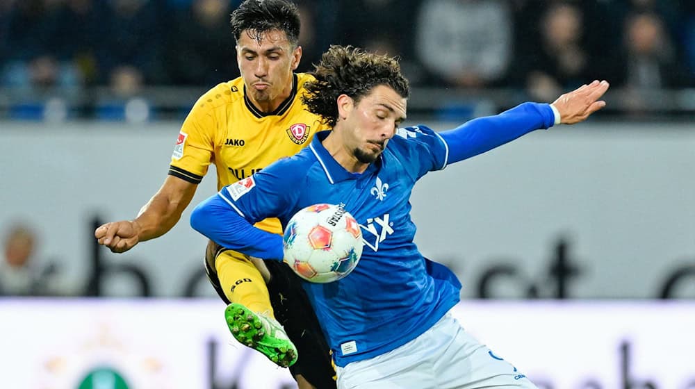 Dresden's Claudio Kammerknecht (l) presses Darmstadt's goal scorer Fraser Hornby / Photo: Uwe Anspach/dpa