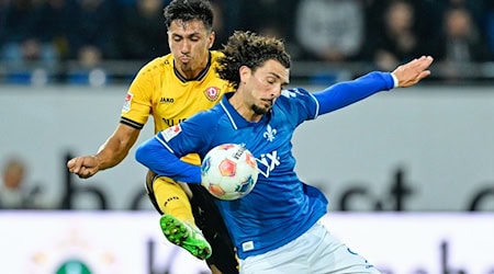 Dresden's Claudio Kammerknecht (l) presses Darmstadt's goal scorer Fraser Hornby / Photo: Uwe Anspach/dpa
