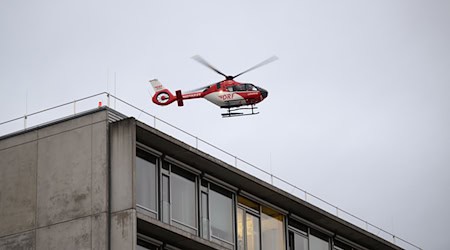 Nach dem Unfall kamen auch Rettungshubschrauber zum Einsatz. (Archivbild) / Foto: Robert Michael/dpa