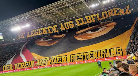 Die Dynamo Fans mit einer beeindruckenden Choreo beim Anpfiff der Partie (Bild: Privataufnahme)