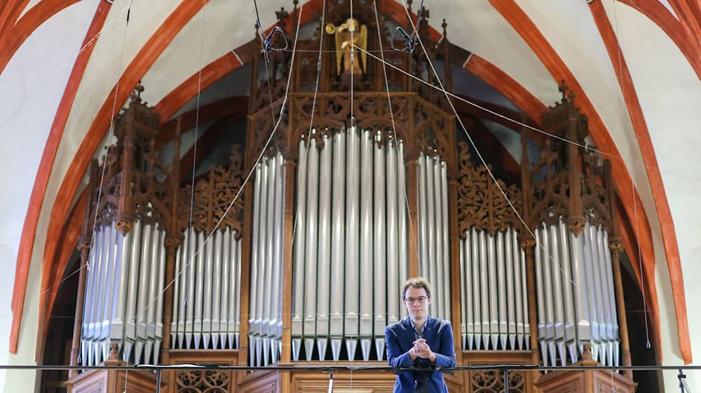 Organist Tomašoweje cyrkwje chce něhdźe 22 hodźin při pišćelach hrać. (Archivbild) / Foto: Jan Woitas/dpa-centralny wobraz/dpa