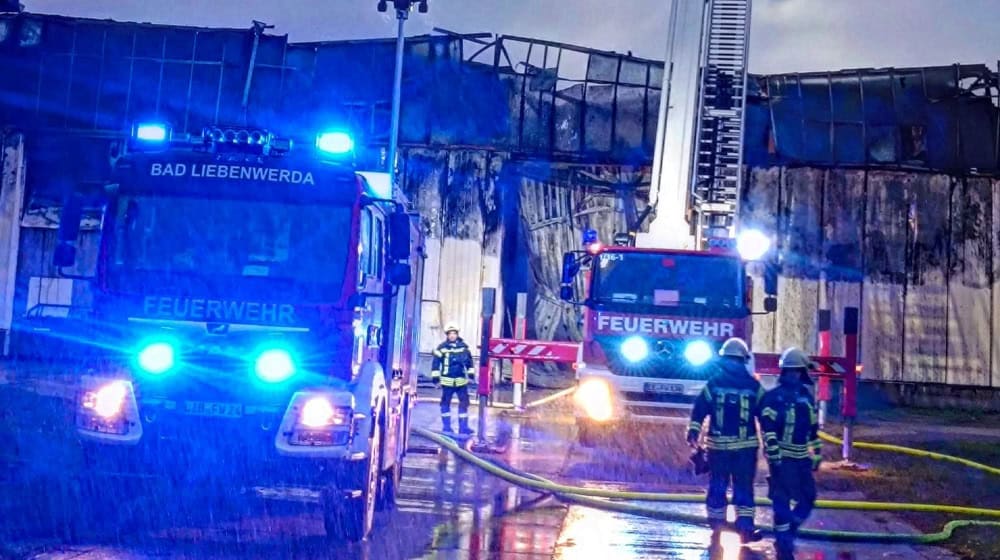 Die Lagerhalle ist nicht mehr zu retten. Foto: Feuerwehr Bad Liebenwerda