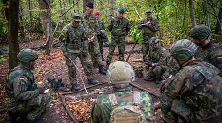 Generalleutnant Freuding (3.v.l.) zu Besuch in Sachsen. Foto: Bundeswehr