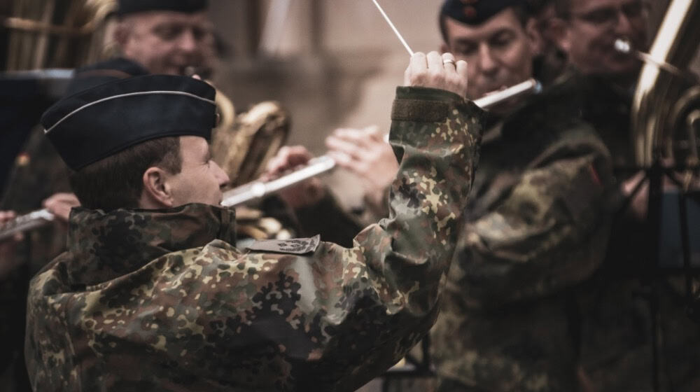 Sammeln mit Musik: Luftwaffenmusikkorps an der Frauenkirche. Foto Bundeswehr/Stübner