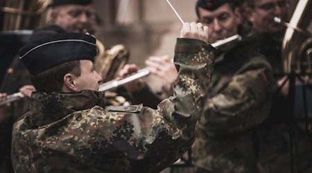 Sammeln mit Musik: Luftwaffenmusikkorps an der Frauenkirche. Foto Bundeswehr/Stübner