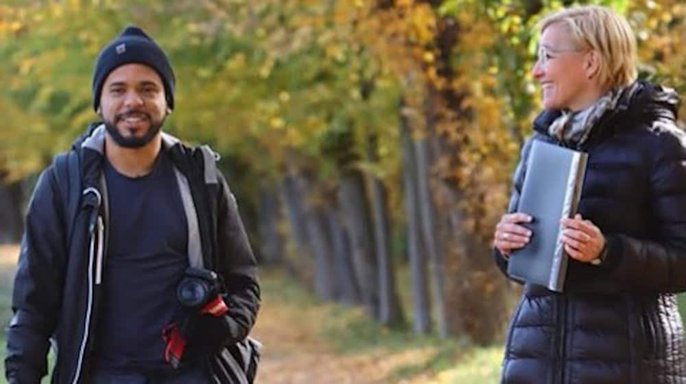Bürgermeisterin Anita Maaß mit einem der jungen Fotografen. Foto: Sai Manoj Madala Bürgermeisterin Anita Maaß mit einem der jungen Fotografen. Foto: Sai Manoj Madala