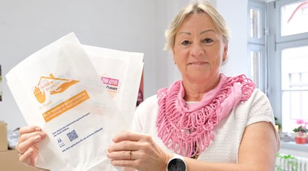 Sabine Murcek mit den Brötchentüten zu den Aktionswochen. Foto: Claudia Hübschmann