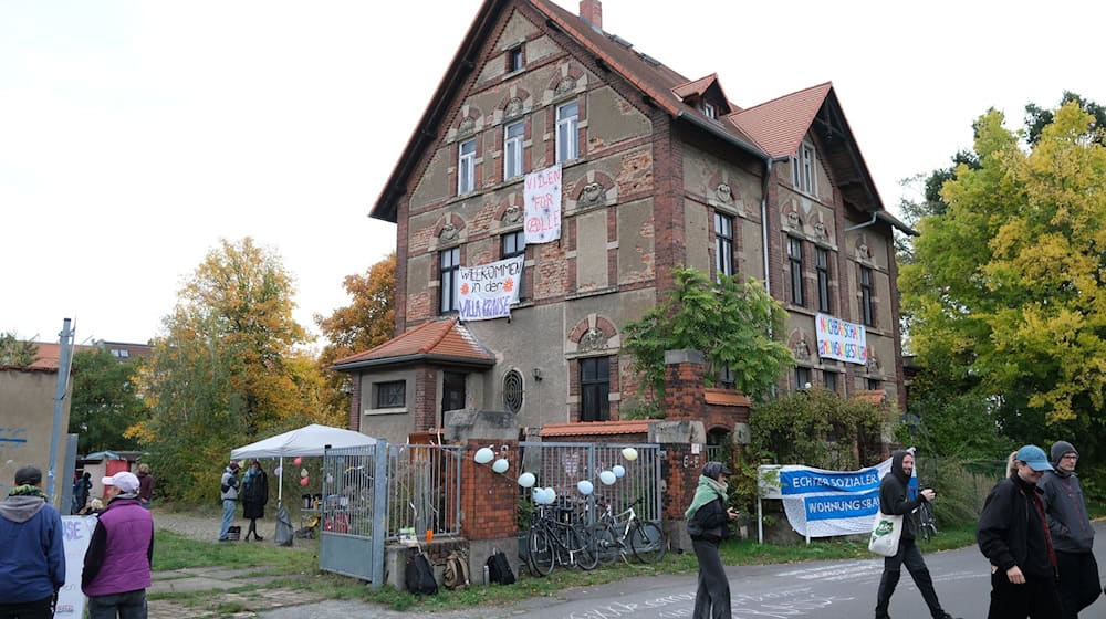 Es ist bereits die dritte Hausbesetzung in Leipzig an diesem Wochenende. / Foto: Sebastian Willnow/dpa