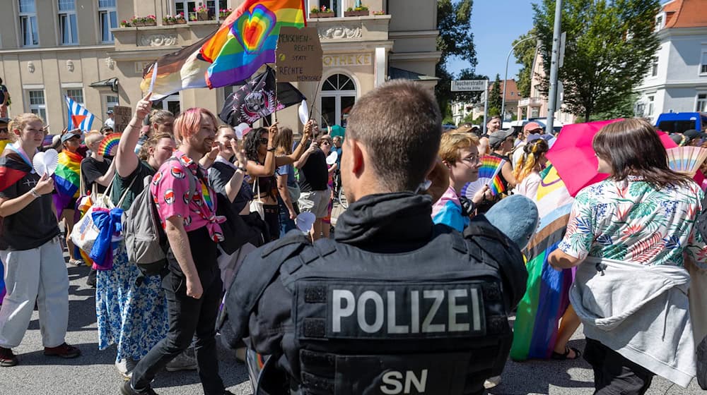 Rund zwei Drittel der CSD-Demos in Ostdeutschland wurde laut Bericht von Störungen begleitet. Besonders betroffen: Magdeburg und Bautzen. (Archivbild) / Foto: Daniel Wagner/dpa Rund zwei Drittel der CSD-Demos in Ostdeutschland wurde laut Bericht von Störungen begleitet. Besonders betroffen: Magdeburg und Bautzen. (Archivbild) / Foto: Daniel Wagner/dpa