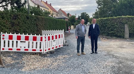 Bürgermeister Thomas Claus (l.) und Landrat Ralf Hänsel in der Straße „Ring der Einheit“ Bildquelle: Landratsamt Meißen