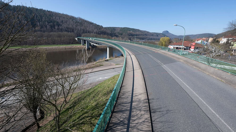 After the Elbe bridge in Bad Schandau was inspected for months, the adjacent rail crossing also turns out to be a problem child. (Archive photo) / Photo: Sebastian Kahnert/dpa