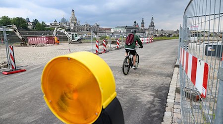 Tras más de un año cerrado por el derrumbe del puente Carola, peatones y ciclistas pueden volver a cruzar el Neustädter Ufer. / Foto: Robert Michael/dpa