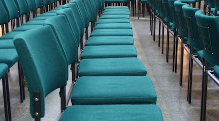 Symbolbild Stuhlreihen / pixabay Hans