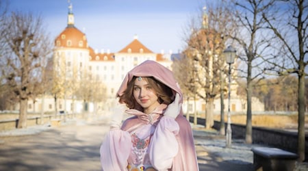 Aschenbrödel vor Schloss Moritzburg. Foto: Schlösserland/Sylvio Dittrich