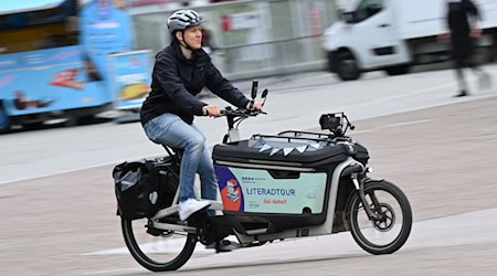 Lennart Schaefer sedźeše nimale 11.000 kilometrow w sedle. / Foto: Arne Dedert/dpa