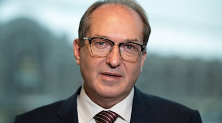 Bundesinnenminister Alexander Dobrindt (CSU) sieht die Schaffung sicherer Innenstädte als eine vordringliche Aufgabe an.  / Foto: Sebastian Kahnert/dpa