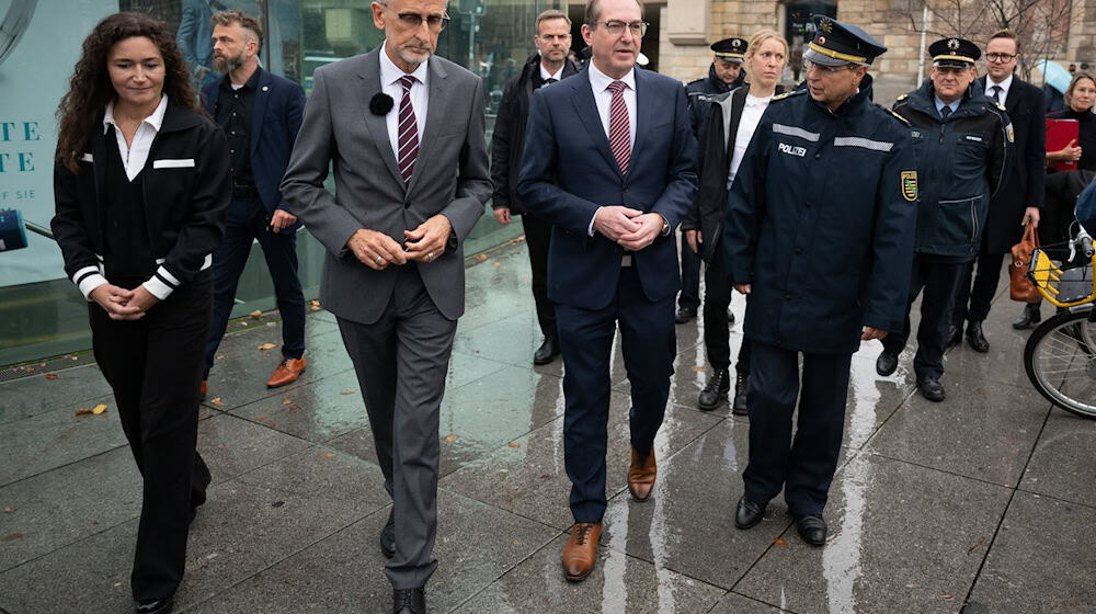 Bundesinnenminister Alexander Dobrindt (CSU) besuchte die Citywache von Polizei und Stadt in Dresden. / Foto: Sebastian Kahnert/dpa
