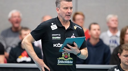 Dresdens Trainer Alexander Waibl verfolgt das Spiel. / Foto: Sebastian Kahnert/dpa Dresdens Trainer Alexander Waibl verfolgt das Spiel. / Foto: Sebastian Kahnert/dpa