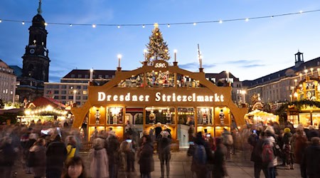 Around 2 million guests visited the Striezelmarkt in 2024. (Archive image) / Photo: Sebastian Kahnert/dpa