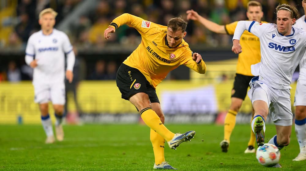 Jakob Lemmer (Dynamo Dresden) marca el gol del empate a 3 / Foto: Robert Michael/dpa