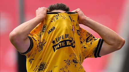 Konrad Faber (Dynamo Dresden) reagiert nach dem Handelfmeter emotional. / Foto: Robert Michael/dpa  Konrad Faber (Dynamo Dresden) reagiert nach dem Handelfmeter emotional. / Foto: Robert Michael/dpa