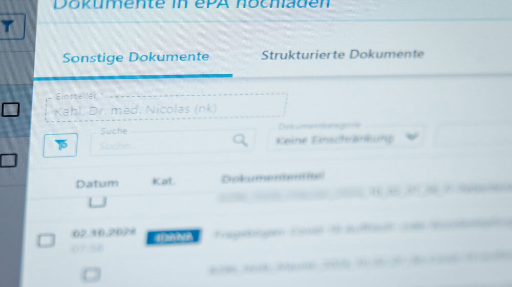 En la mayoría de los consultorios de Sajonia ya se han establecido los requisitos técnicos para la puesta en marcha del expediente electrónico del paciente. (Imagen simbólica) / Foto: Daniel Karmann/dpa