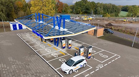Energijowe předewzaće EnBW je w Klipphausenje pola Drježdźan spěšnolade-stejnišćo z fotovaltaikowym parkom wotewrěło.  / Foto: Sebastian Kahnert/dpa