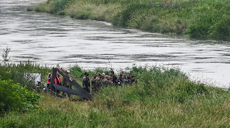 Die Suche nach der Ursache des Absturzes dauert an. (Archivbild) / Foto: Heiko Rebsch/dpa
