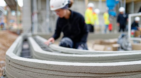 Beim 3D-Gebäudedruck trägt ein Portaldrucker den Beton in Streifen auf – dadurch entstehen die Wände mit einer Rillenoptik.  / Foto: Uwe Anspach/dpa