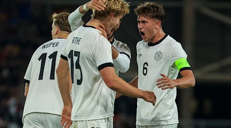 After the break, the German team had a brief reason to celebrate / Photo: Jan Woitas/dpa