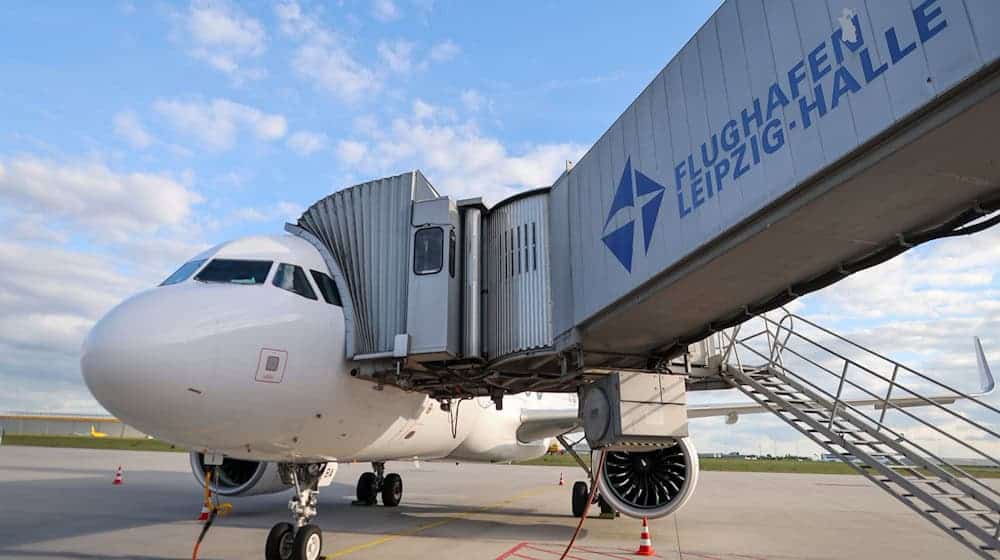 Finance Minister Christian Piwarz calls for a reduction in the cost of domestic air travel (archive photo). / Photo: Jan Woitas/dpa