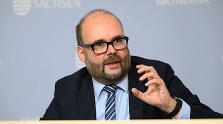 Sachsens Finanzminister Christian Piwarz (CDU) will die Geldwäsche stärker bekämpfen (Archivbild). / Foto: Robert Michael/dpa