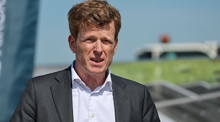 Flughafen-Chef Ahmelmann ist wegen einer möglichen Strecken-Streichung der Lufthansa alarmiert. (Archivbild) / Foto: Jan Woitas/dpa