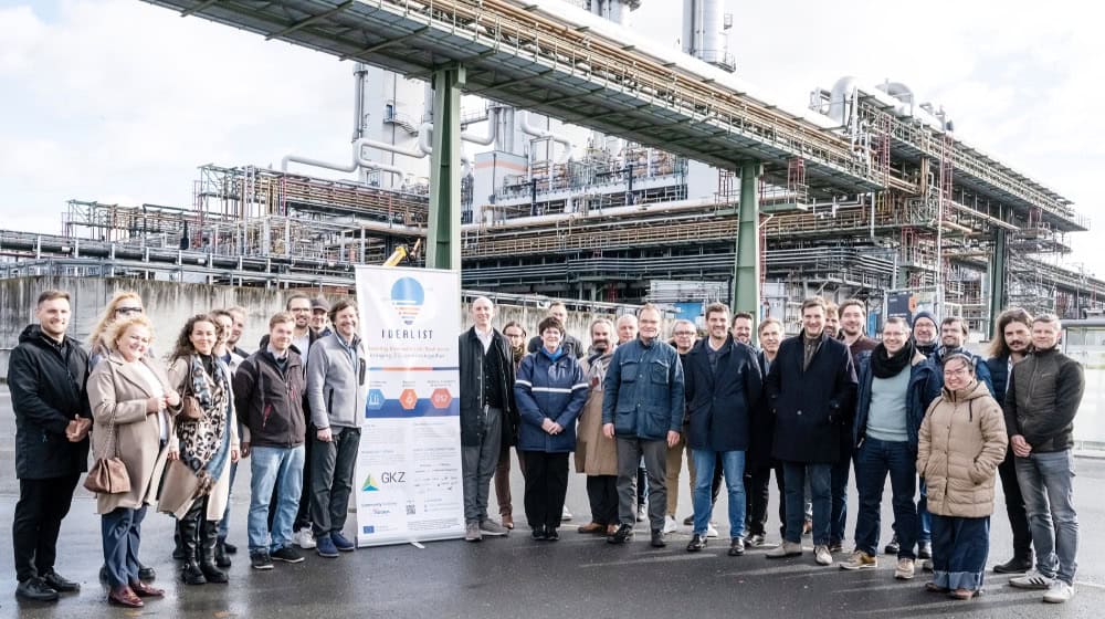 Werkleiterin Jutta Matreux (Mitte) und GKZ- Geschäftsführer Wolfgang Reimer (5.v.r.v.), neben dem Chemie- Cluster Bayern einer der Organisatoren des Austausches, mit der internationalen Besuchergruppe. Foto: WACKER Werkleiterin Jutta Matreux (Mitte) und GKZ- Geschäftsführer Wolfgang Reimer (5.v.r.v.), neben dem Chemie- Cluster Bayern einer der Organisatoren des Austausches, mit der internationalen Besuchergruppe. Foto: WACKER