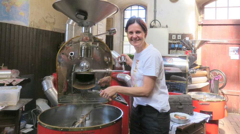 In der Kaffeerösterei bei Susanne Rudolph in Milkel gibt es Kaffee aus über einem Dutzend Anbaugebieten weltweit. Foto: Matthias Stark