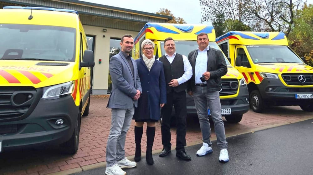 Frank Schörnig, Leiter Rettungsdienst DRK Radeberg- Pulsnitz, die Beigeordnete Dr. Romy Reinisch, Uwe Ball, Rettungswachenbereichsleiter der Falck Notfallrettung und Krankentransport GmbH und Peter Mark, Geschäftsführer DRK Kreisverband Bautzen, bei der Fahrzeugübergabe. Foto: LRA Bautzen Frank Schörnig, Leiter Rettungsdienst DRK Radeberg- Pulsnitz, die Beigeordnete Dr. Romy Reinisch, Uwe Ball, Rettungswachenbereichsleiter der Falck Notfallrettung und Krankentransport GmbH und Peter Mark, Geschäftsführer DRK Kreisverband Bautzen, bei der Fahrzeugübergabe. Foto: LRA Bautzen