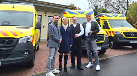 Frank Schörnig, Leiter Rettungsdienst DRK Radeberg- Pulsnitz, die Beigeordnete Dr. Romy Reinisch, Uwe Ball, Rettungswachenbereichsleiter der Falck Notfallrettung und Krankentransport GmbH und Peter Mark, Geschäftsführer DRK Kreisverband Bautzen, bei der Fahrzeugübergabe. Foto: LRA Bautzen Frank Schörnig, Leiter Rettungsdienst DRK Radeberg- Pulsnitz, die Beigeordnete Dr. Romy Reinisch, Uwe Ball, Rettungswachenbereichsleiter der Falck Notfallrettung und Krankentransport GmbH und Peter Mark, Geschäftsführer DRK Kreisverband Bautzen, bei der Fahrzeugübergabe. Foto: LRA Bautzen