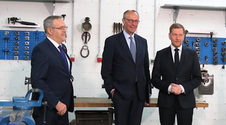 Der Präsidenten des Zentralverbandes des Deutschen Handwerks, Jörg Dittrich mit Bundeskanzler Friedrich März und Ministerpräsident Michael Kretschmer in einer Werkstatt der Handwerkskammer in Dresden (v.l.n.r.). Foto: Matthias Stark Der Präsidenten des Zentralverbandes des Deutschen Handwerks, Jörg Dittrich mit Bundeskanzler Friedrich März und Ministerpräsident Michael Kretschmer in einer Werkstatt der Handwerkskammer in Dresden (v.l.n.r.). Foto: Matthias Stark